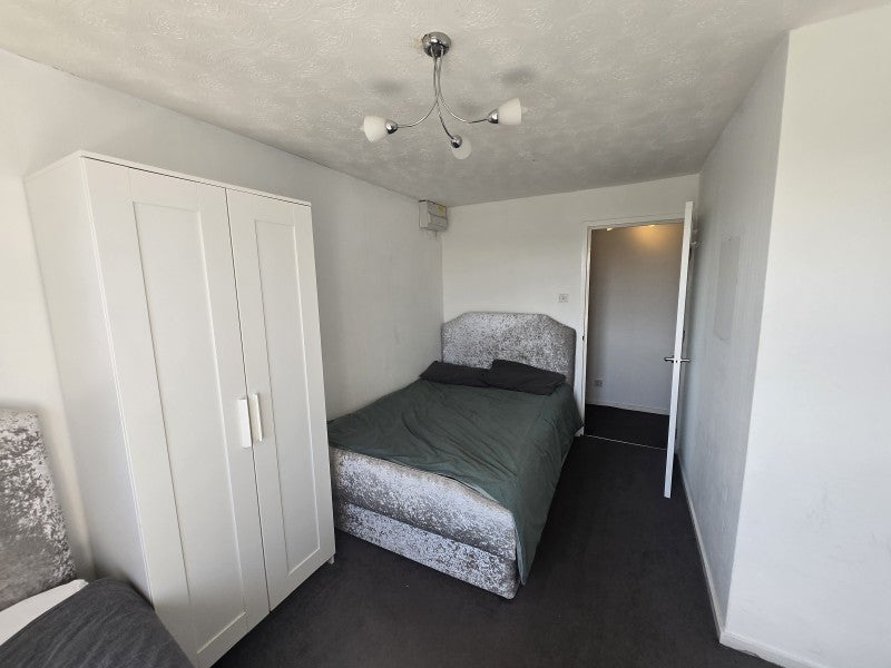 Flat Tudor Road in Greater London