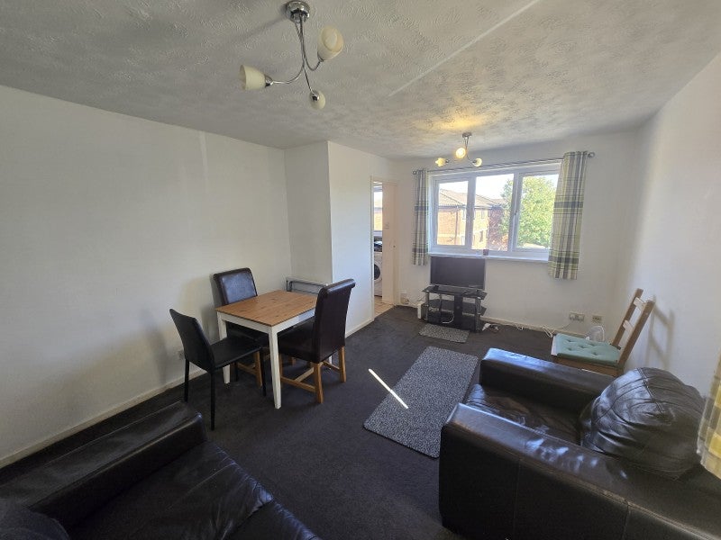 Flat Tudor Road in Greater London