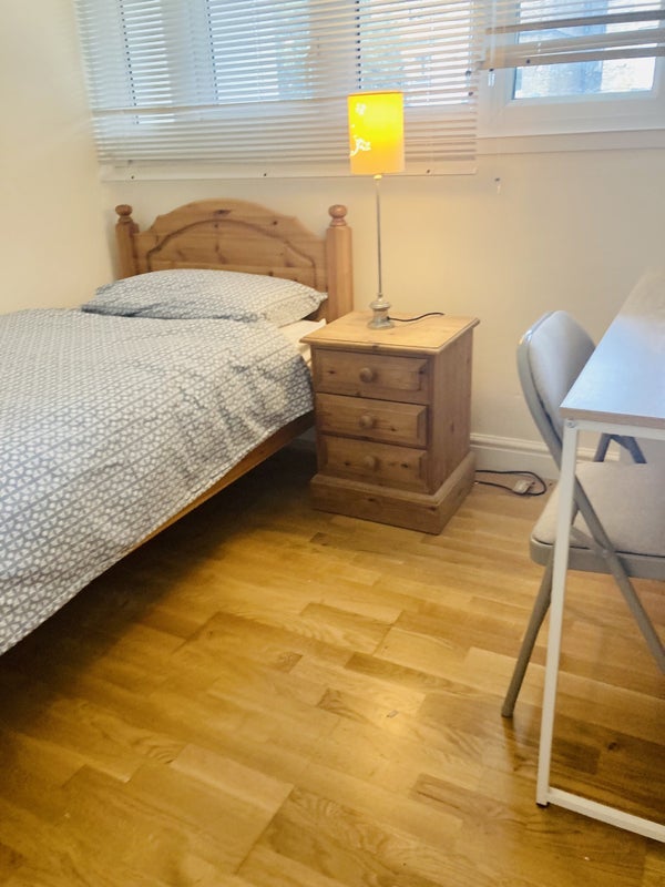 Room Tregunter Road in Greater London