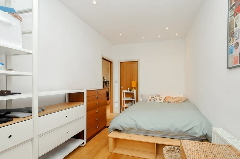 Flat Clissold Crescent in Greater London
