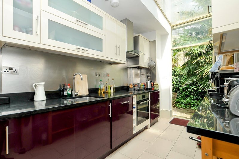Flat Clissold Crescent in Greater London