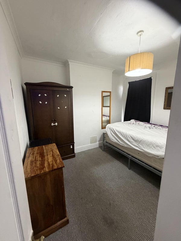 Room Ling Road in Greater London