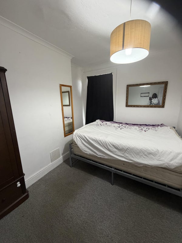 Room Ling Road in Greater London