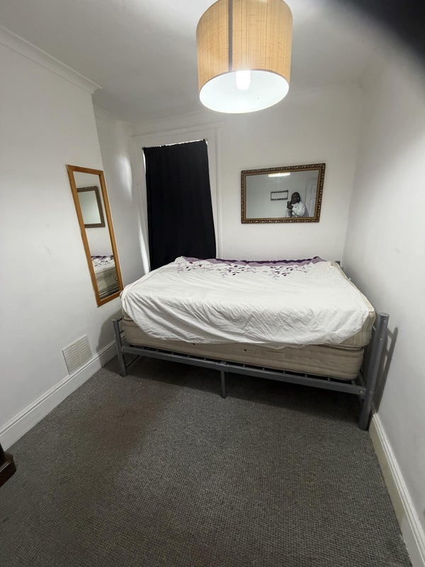 Room Ling Road in Greater London