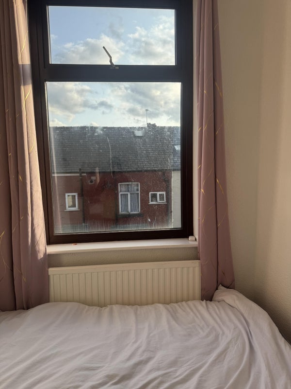 Room Ryecroft Avenue in Heywood