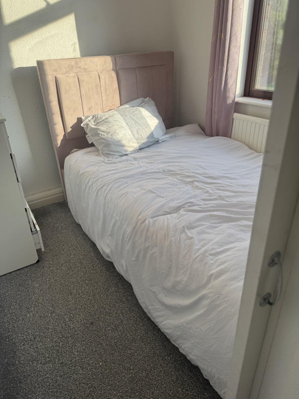 Room Ryecroft Avenue in Heywood