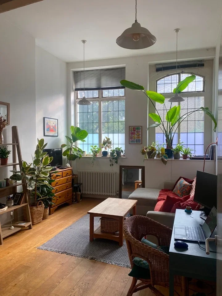 Flat Fyfield Road in Greater London