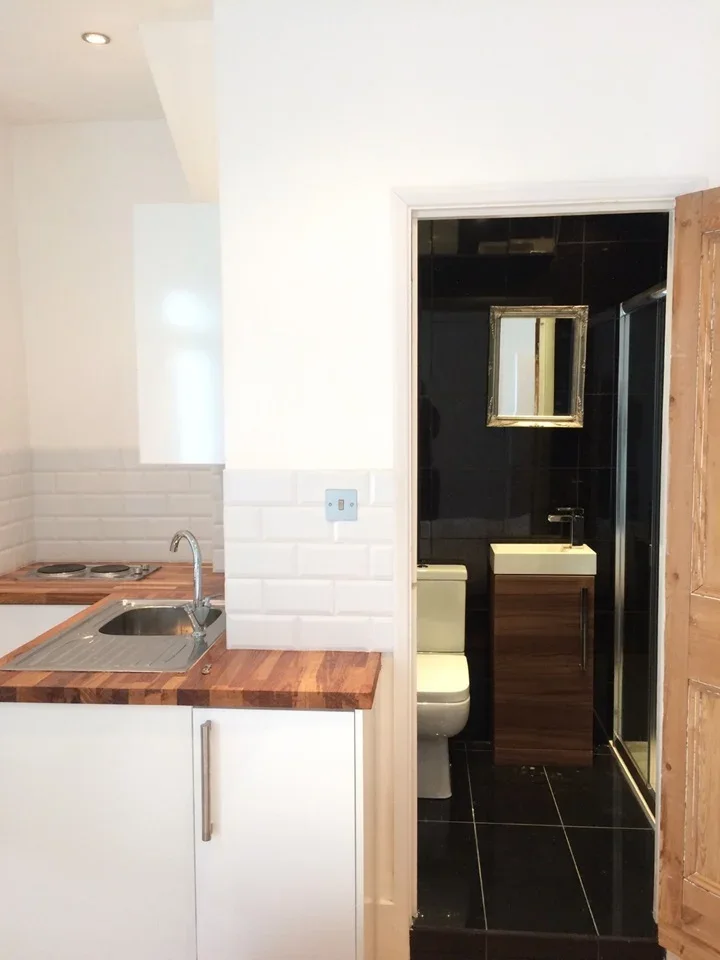 Flat Montague Road in Greater London