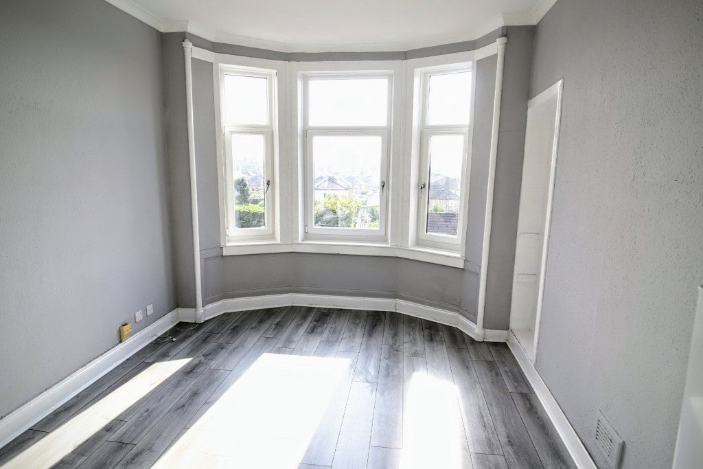 Flat Paisley Road in Renfrew