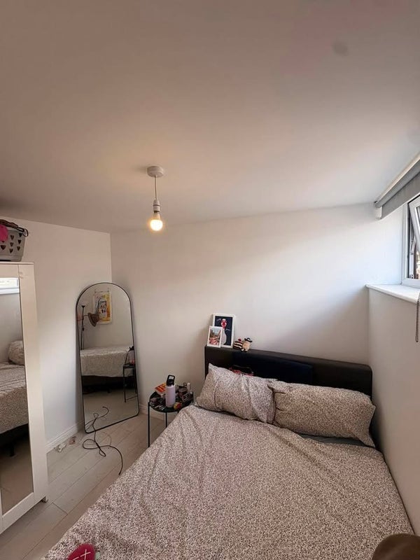 Room Dingley Lane in Greater London
