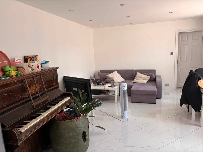 Room Dingley Lane in Greater London