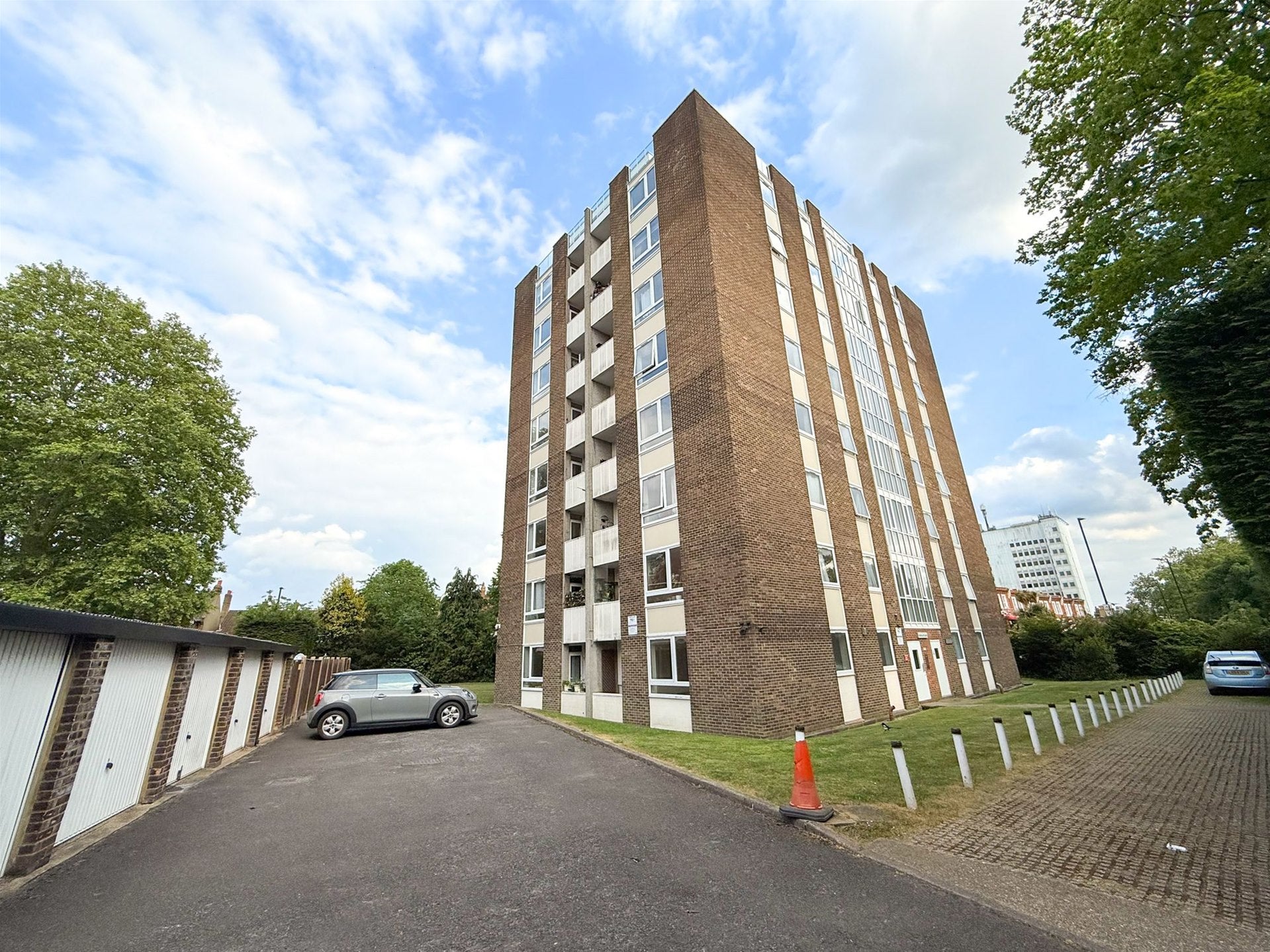 Flat Mount Park Road in Greater London