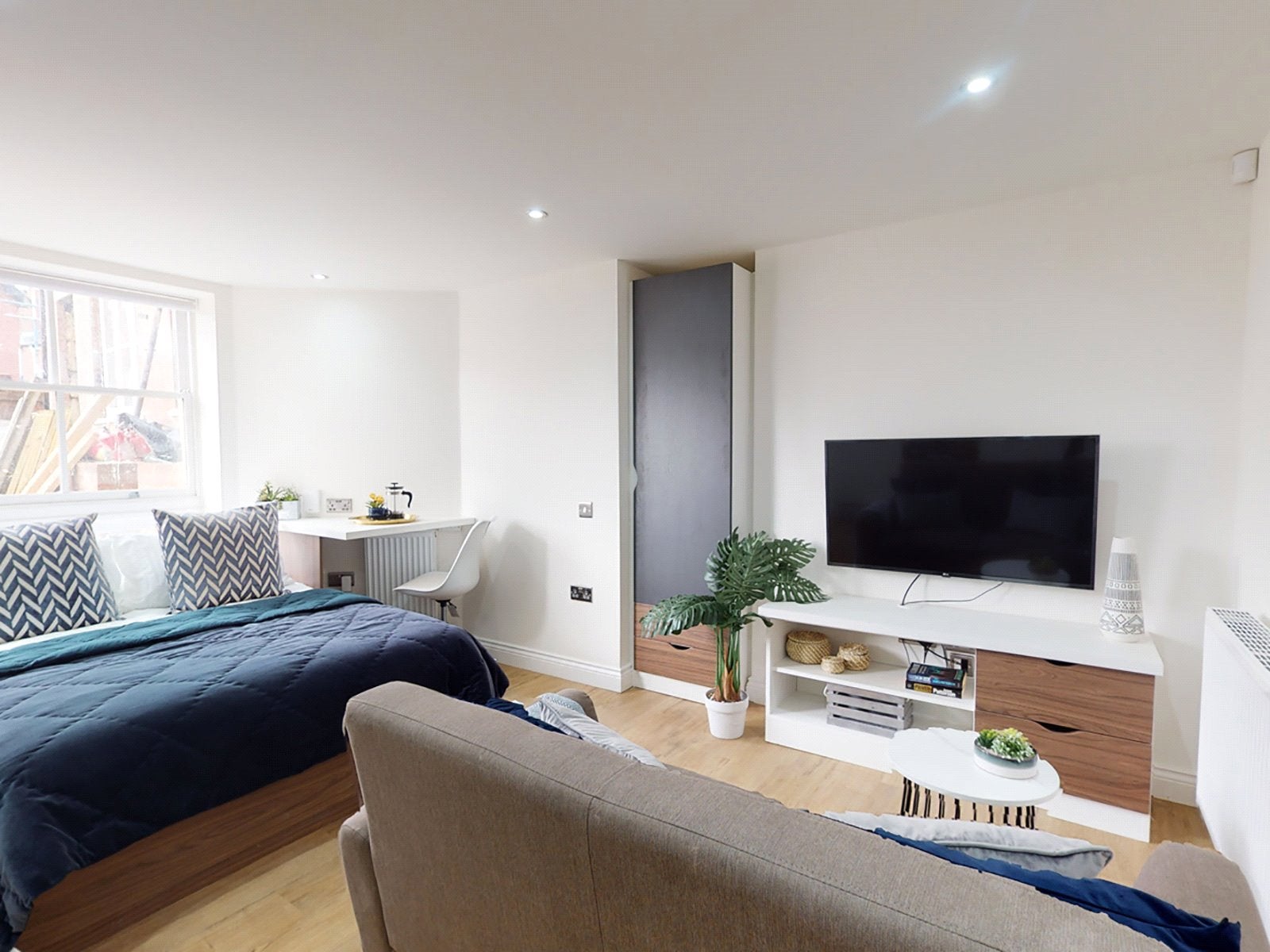 Flat Clarendon Road in Leeds