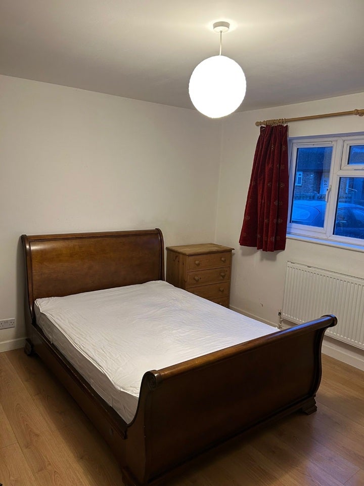Room Ashwood Avenue in Greater London