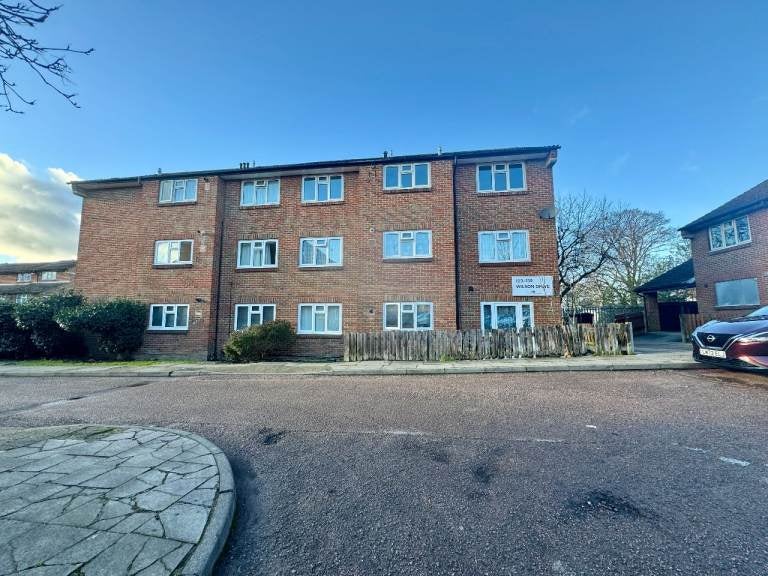 Flat Wilson Close in Greater London