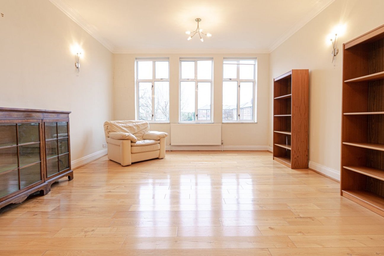 Flat Gloucester Gardens in Greater London