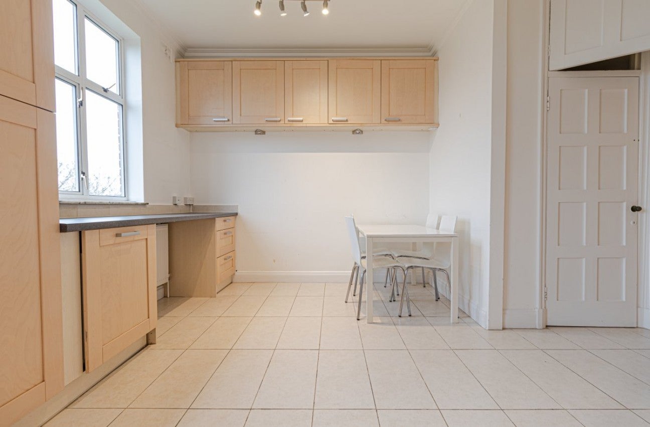 Flat Gloucester Gardens in Greater London