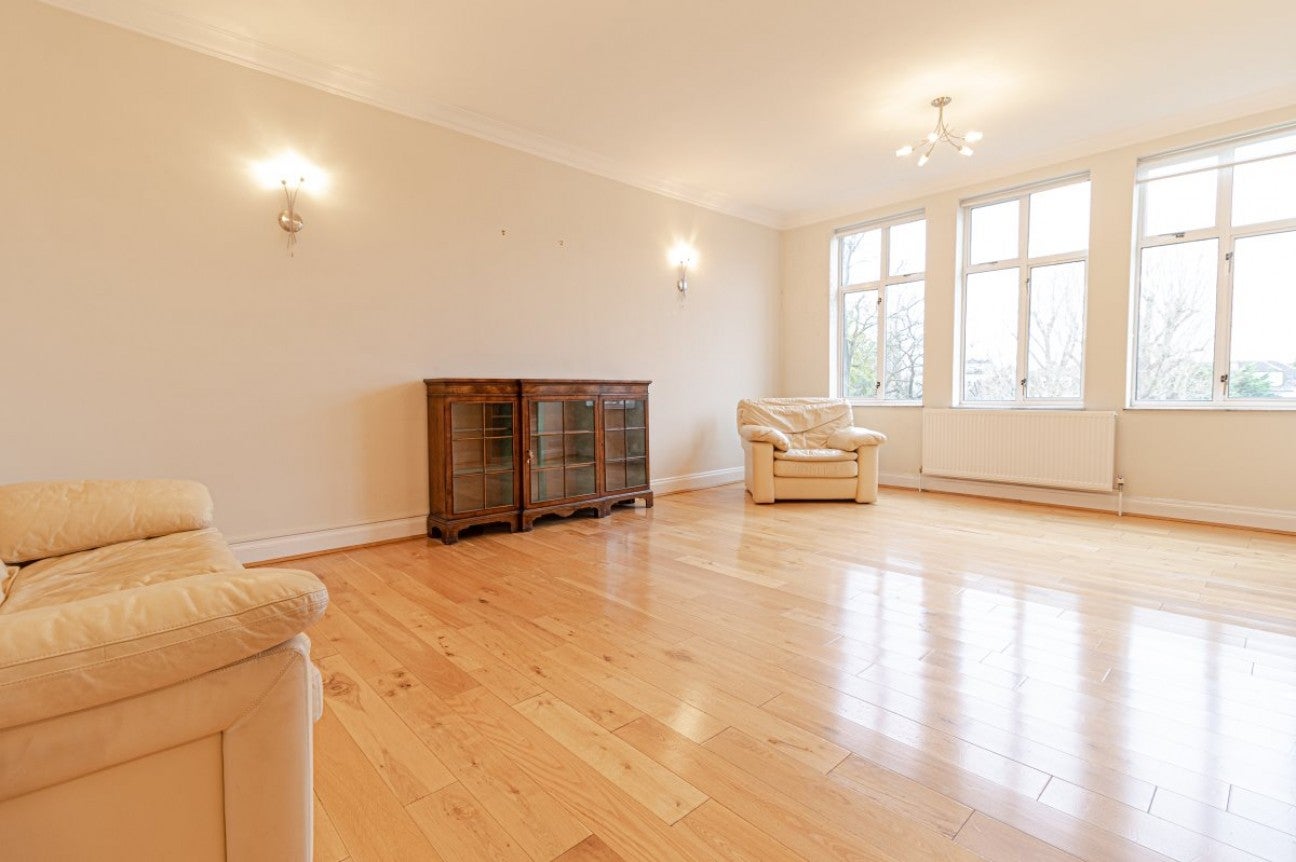 Flat Gloucester Gardens in Greater London