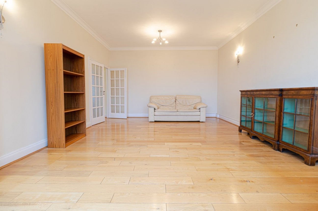 Flat Gloucester Gardens in Greater London