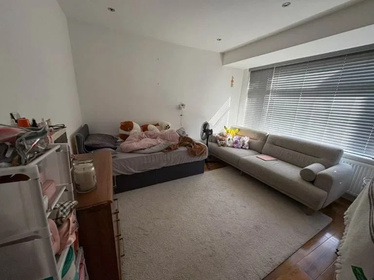 Room Orchard Grove in Greater London