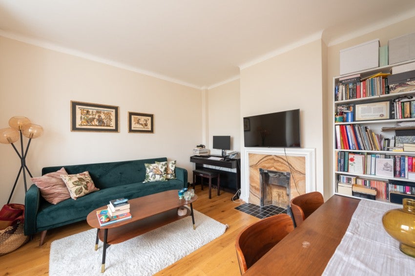 Flat Belsize Grove in Greater London