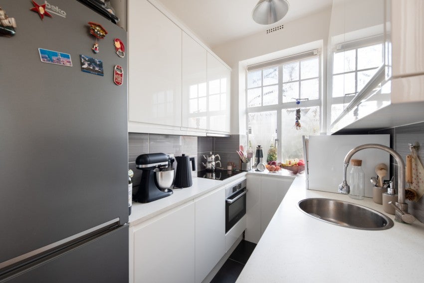 Flat Belsize Grove in Greater London
