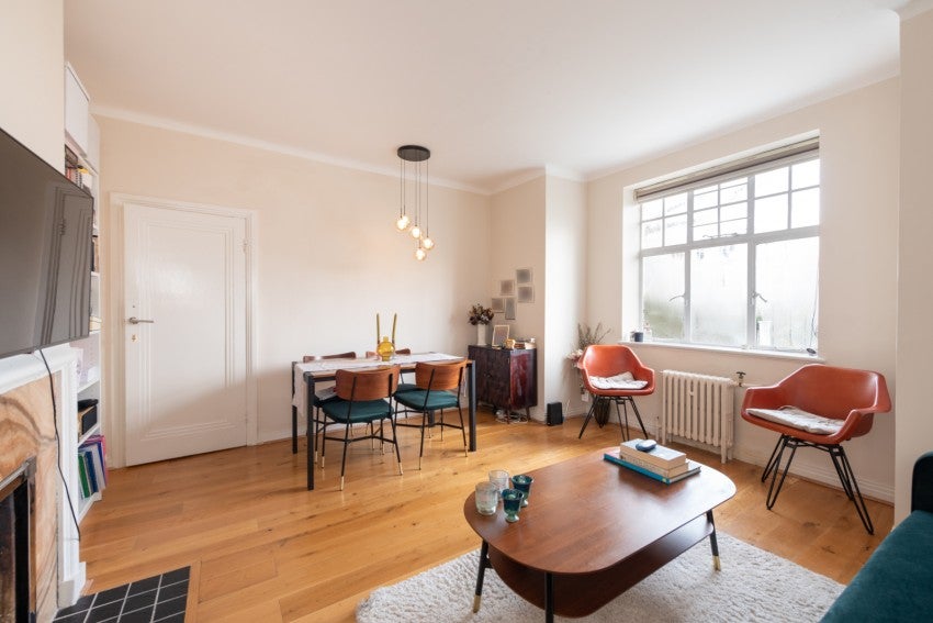 Flat Belsize Grove in Greater London