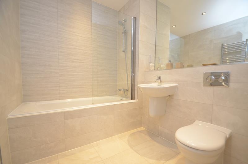 Flat Pinner Road in Greater London
