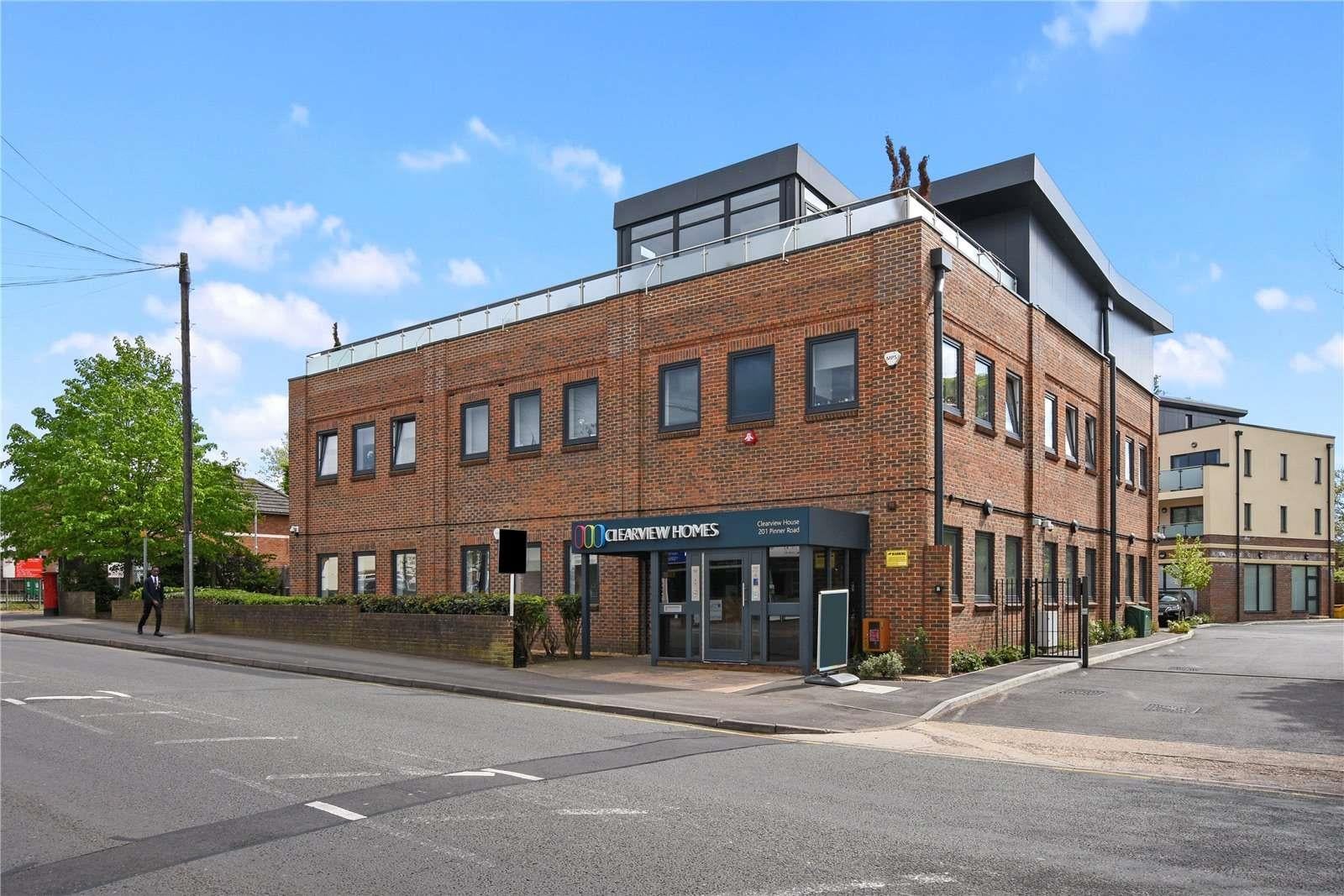 Flat Pinner Road in Greater London