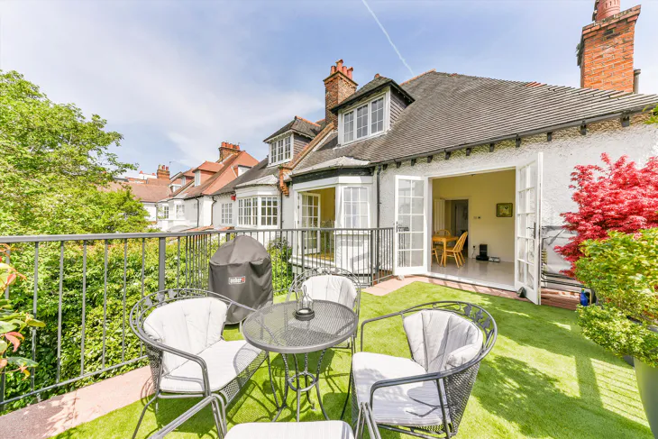 Flat Crediton Hill in Greater London