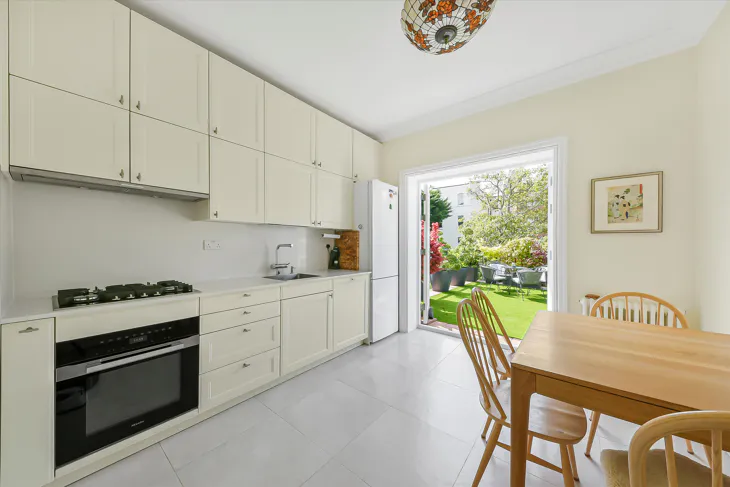 Flat Crediton Hill in Greater London