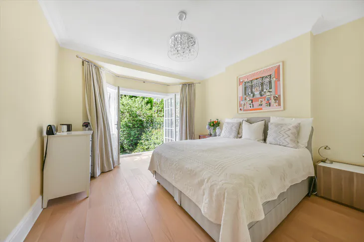 Flat Crediton Hill in Greater London