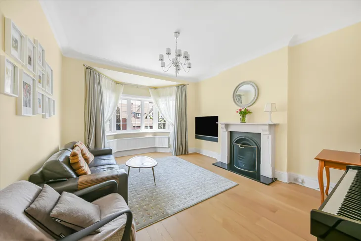 Flat Crediton Hill in Greater London