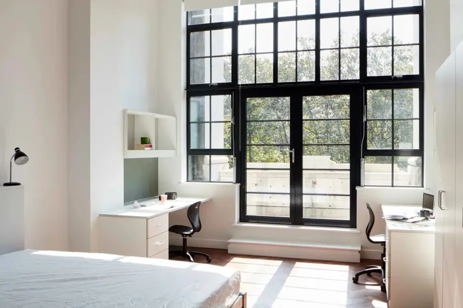 Flat Peckham Road in Greater London