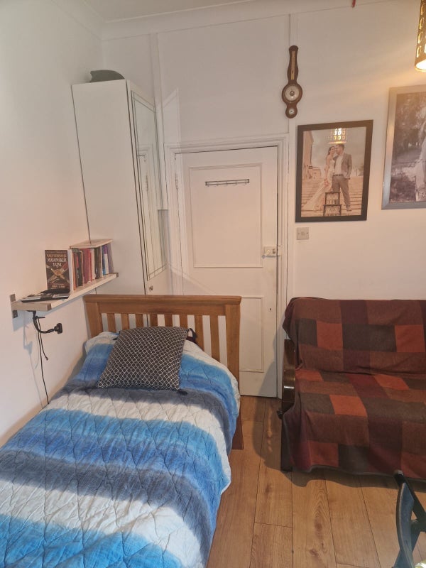Room Chesholm Road in Greater London