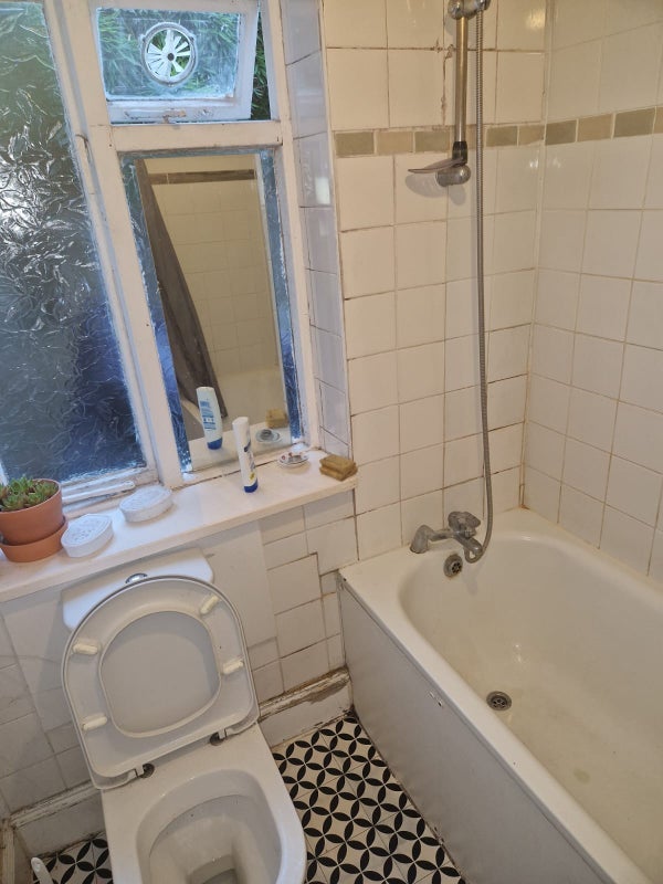 Room Chesholm Road in Greater London
