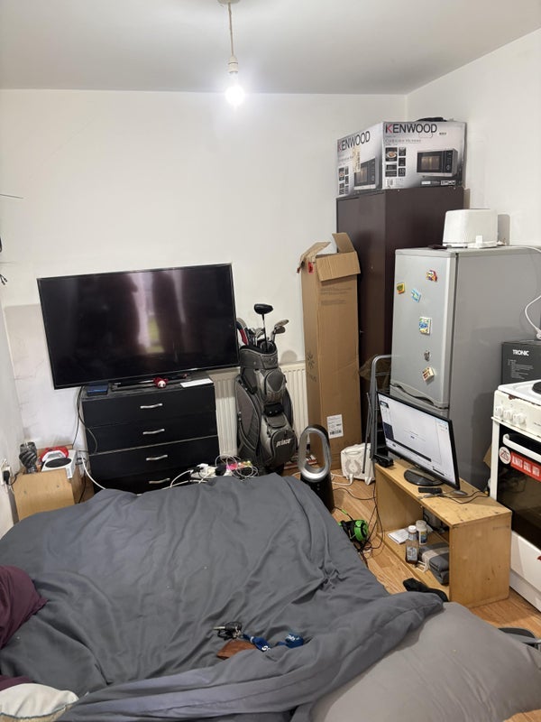 Room Parlaunt Road in Slough
