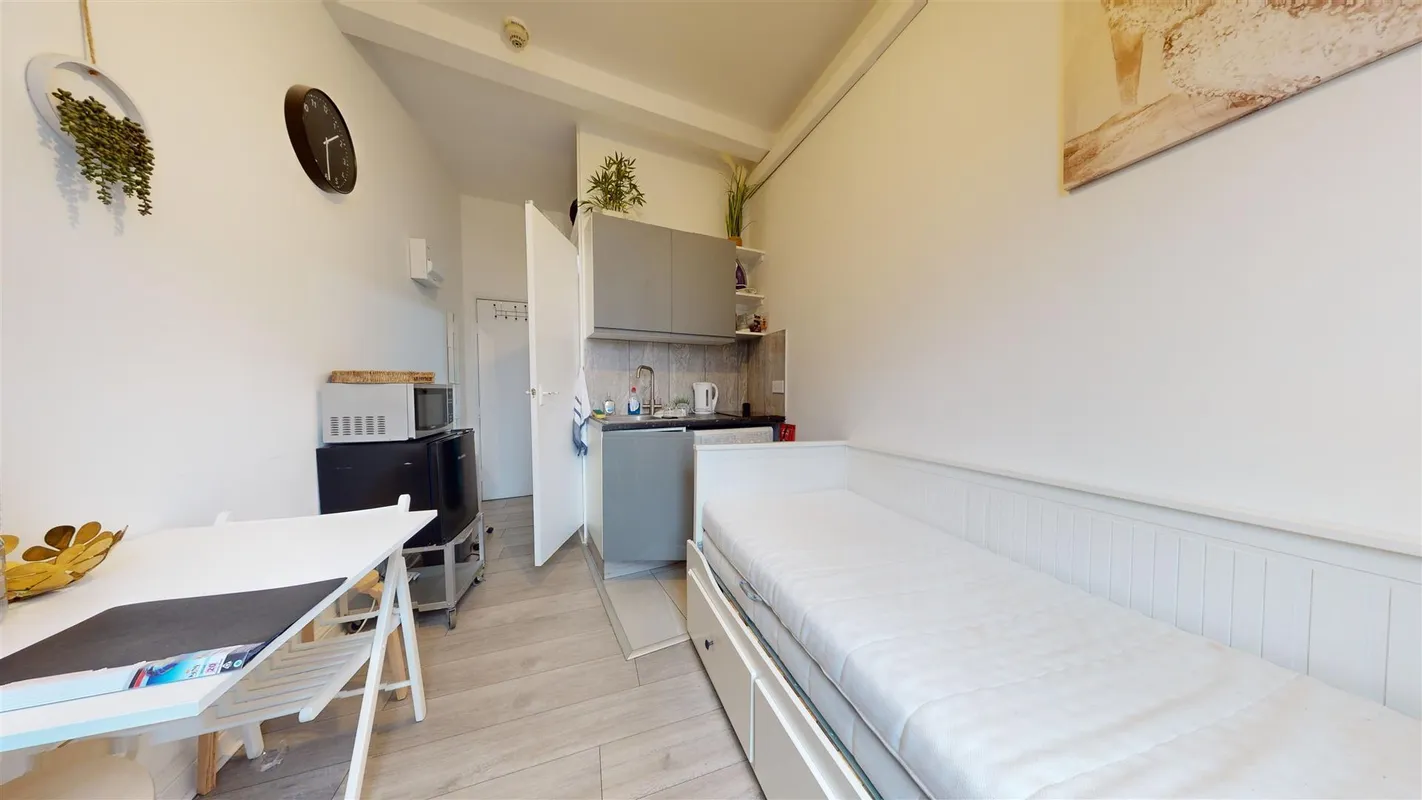 Flat Harrow Road in Greater London
