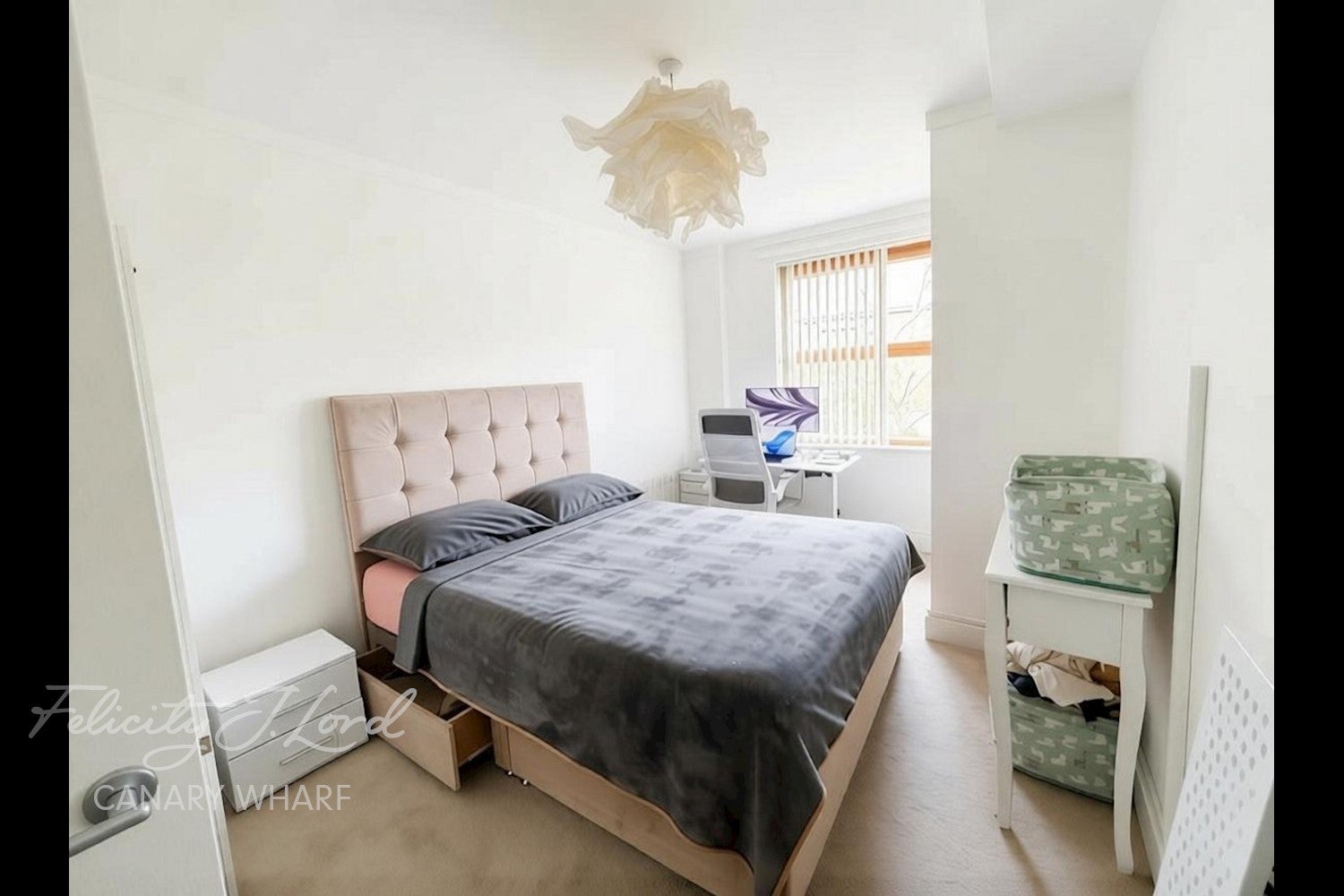 Flat Manchester Road in Greater London