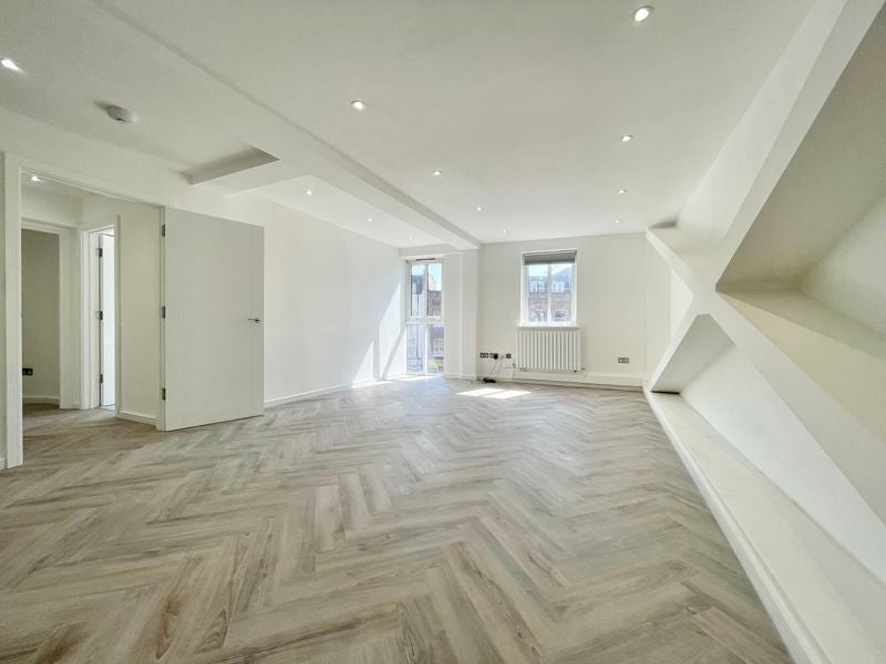 Flat Tooley Street in Greater London