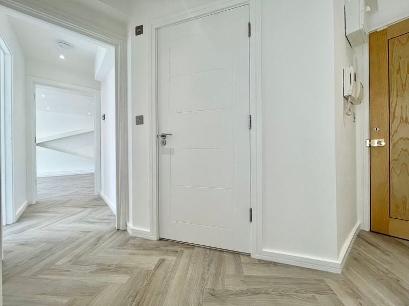 Flat Tooley Street in Greater London