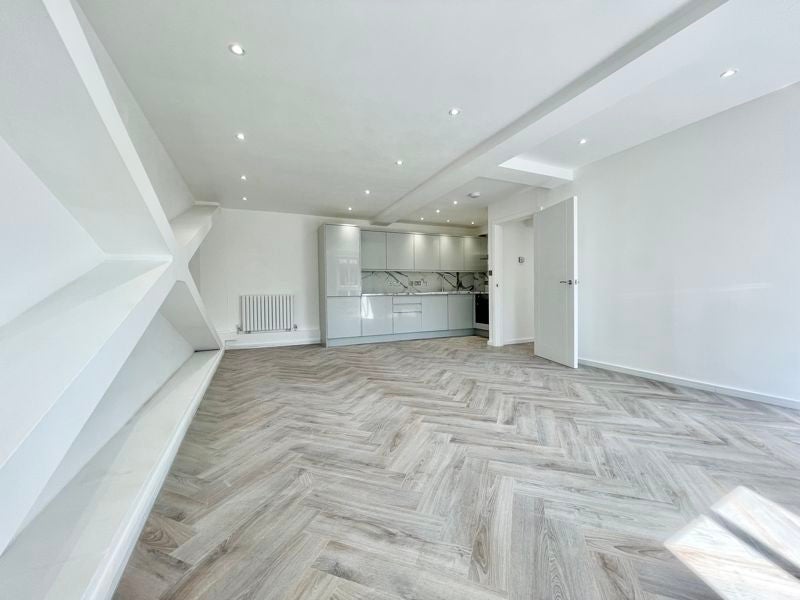 Flat Tooley Street in Greater London
