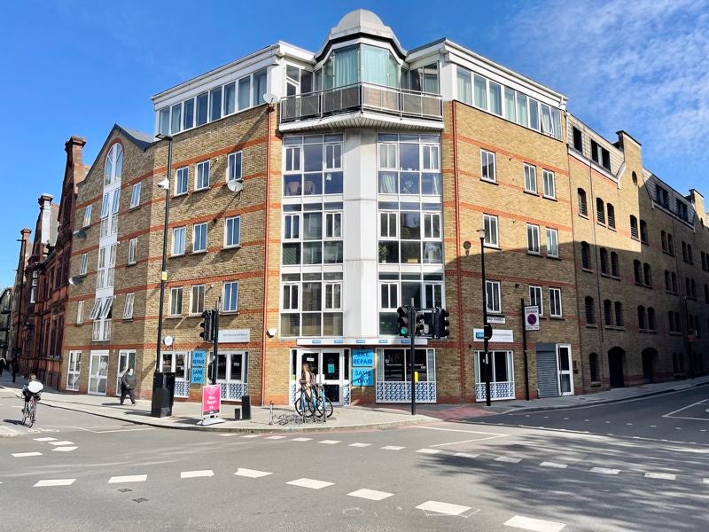 Flat Tooley Street in Greater London