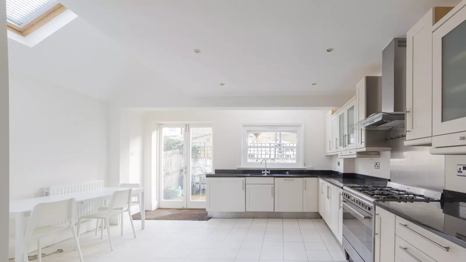 Flat Rosaville Road in Greater London
