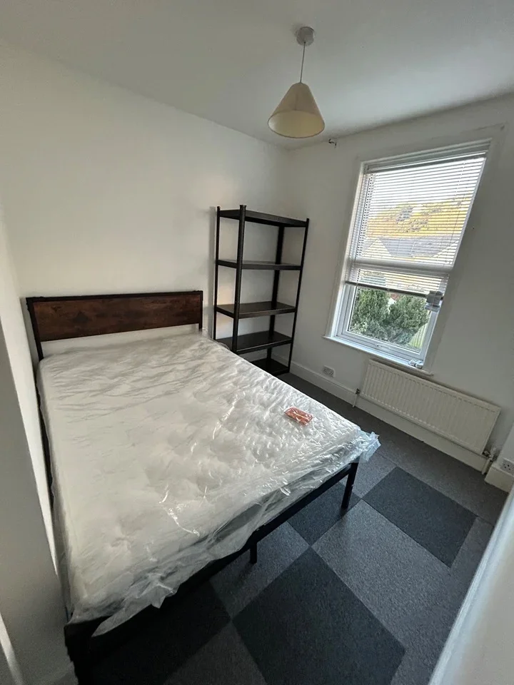 Room Bonhay Road in Exeter