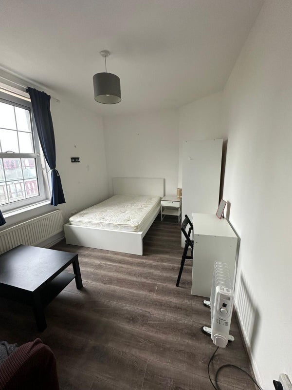 Room Canter Way in Greater London