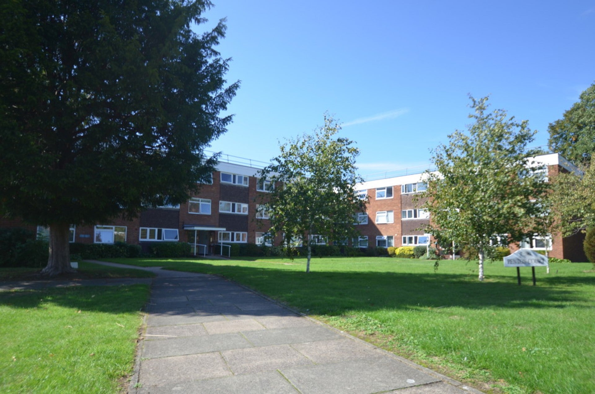 Flat Thames Side in Staines-upon-Thames