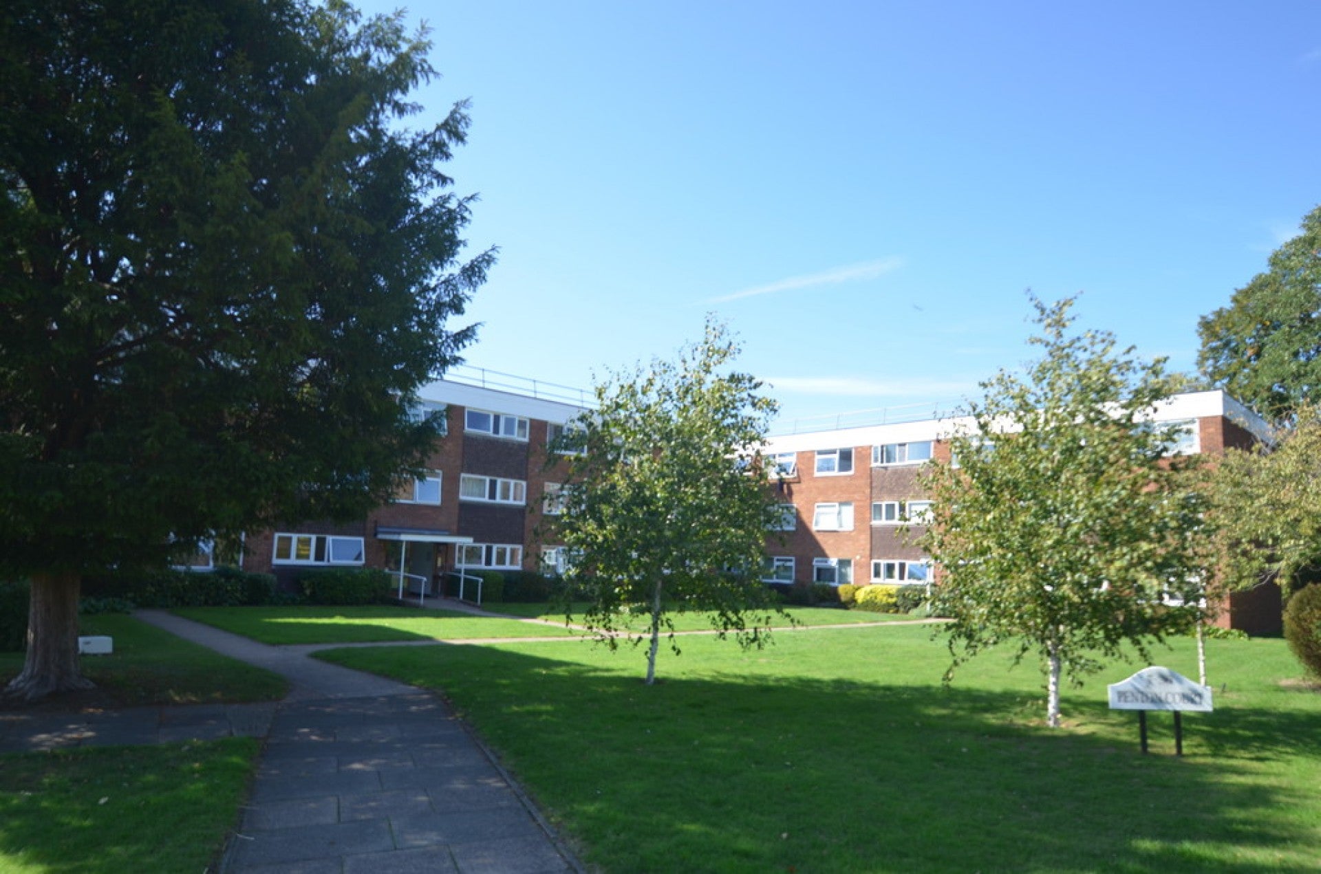 Flat Thames Side in Staines-upon-Thames