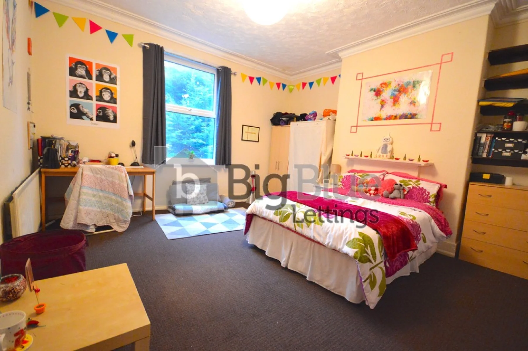 Flat Hyde Park Terrace in Leeds