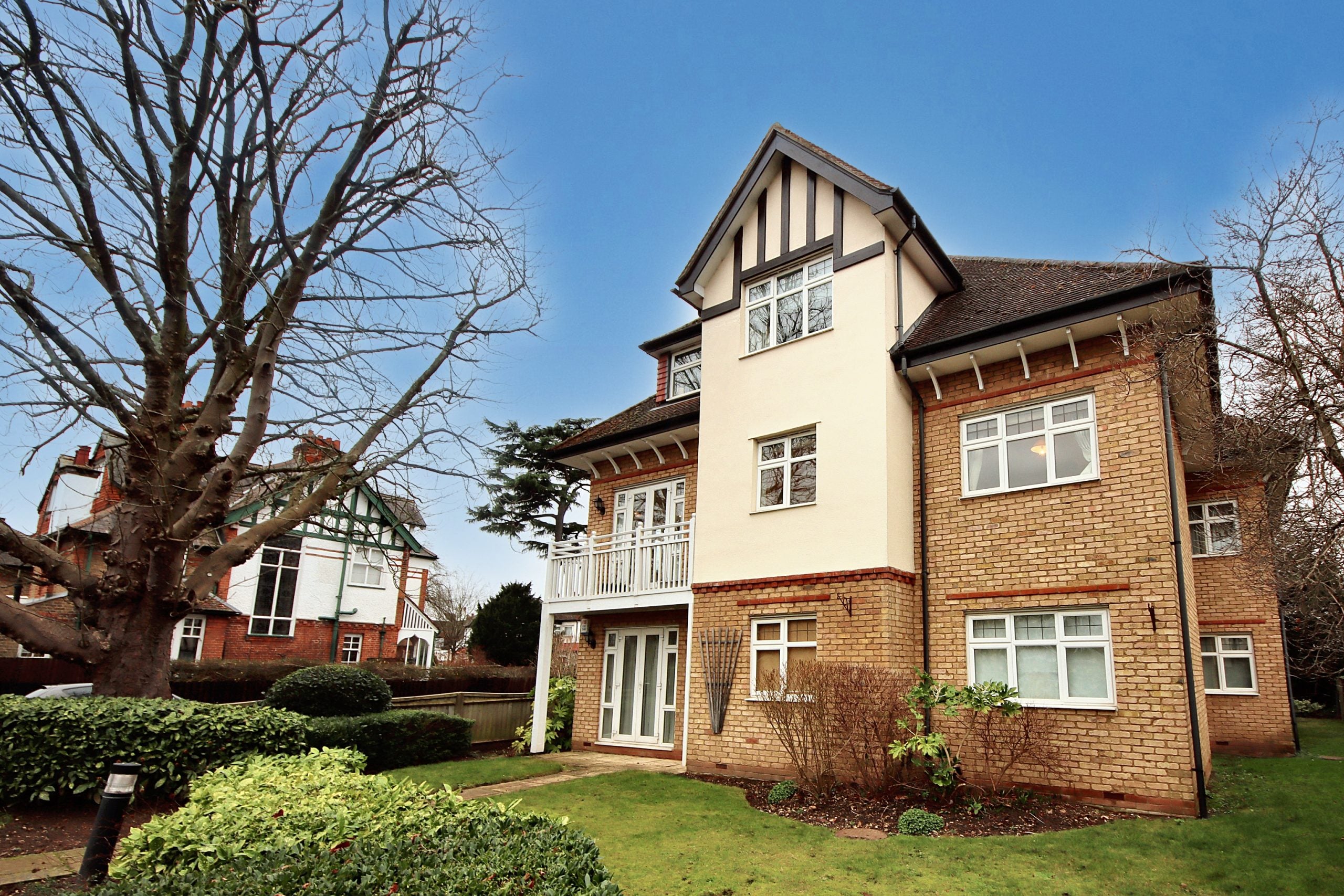 Flat Belmont Road in Hertsmere